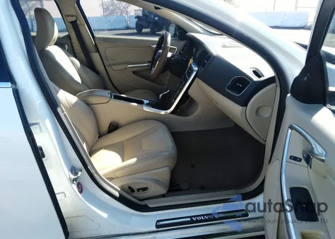 2015 Volvo S60 T5 Platinum z USA, uszkodzony, nr VIN YV126MFD8F1309916